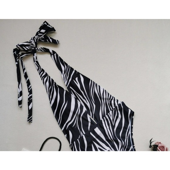 Plus Size Sexy One-Piece Bikini Swimsuit - Picture 3 of 12